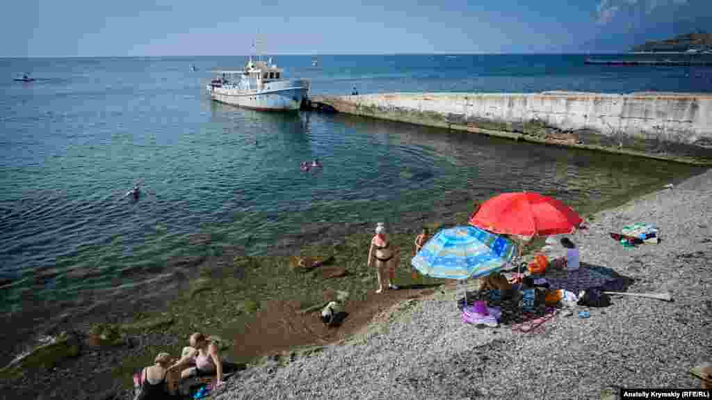 Прогулочный «Варяг» у буны «караулит» потенциальных клиентов