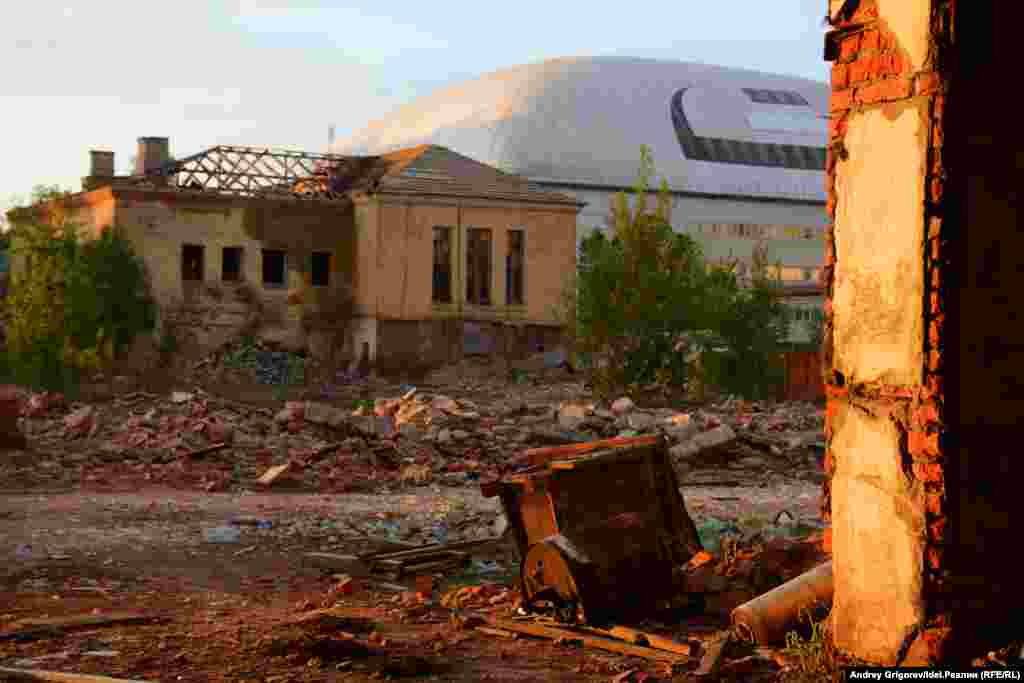 Как, например, корпуса завода "Сантехприбор", над которыми возвышается надувной купол Академии тенниса Шамиля Тарпищева — новая доминанта Адмиралтейки. 