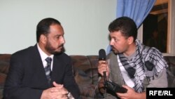 Хабарнигори радиои Озодӣ Фарҳоди Мелод бо волии Қундуз Муҳаммад Умар Сулаймонӣ, октябри 2007