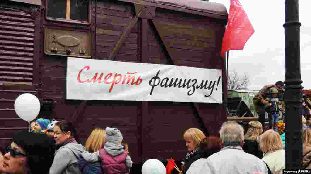 Поезд-музей «Поезд Победы», стилизованный под военные эшелоны периода Второй мировой войны, насчитывает шесть вагонов, в том числе открытые платформы, на которых выставлена техника военных лет, а также вагон-теплушка с ретро-музеем внутри