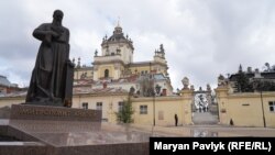 Святоюрський комплекс УГКЦ у Львові. Пам'ятник митрополитові Андрею Шептицькому