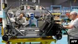 Сборка двухместных электромобилей Twizy на автозаводе французской компании Renault в Вальядолиде на северо-западе Испании. Эта модель производится только здесь.