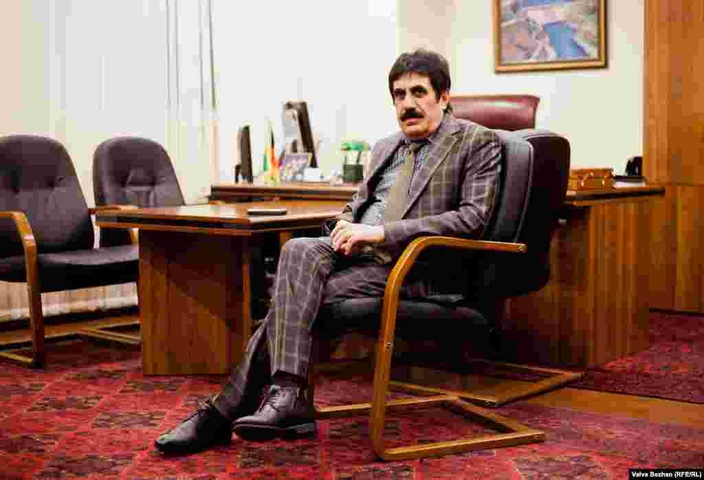 Гулам Джалал является главой Центра афганской диаспоры, которая находит работу для афганцев в России и сохраняет свою культуру и язык. Джалал, бывший командир афганской армии, покинул Кабул и прибыл в Москву в 1992 году в начале гражданской войны. «Мне пришлось уйти. Правительство рухнуло, и в стране была анархия. Недавно я побывал в Афганистане, но это не та страна, которую я помню. Старый Афганистан был разрушен. Теперь он существует только в моем сознании».