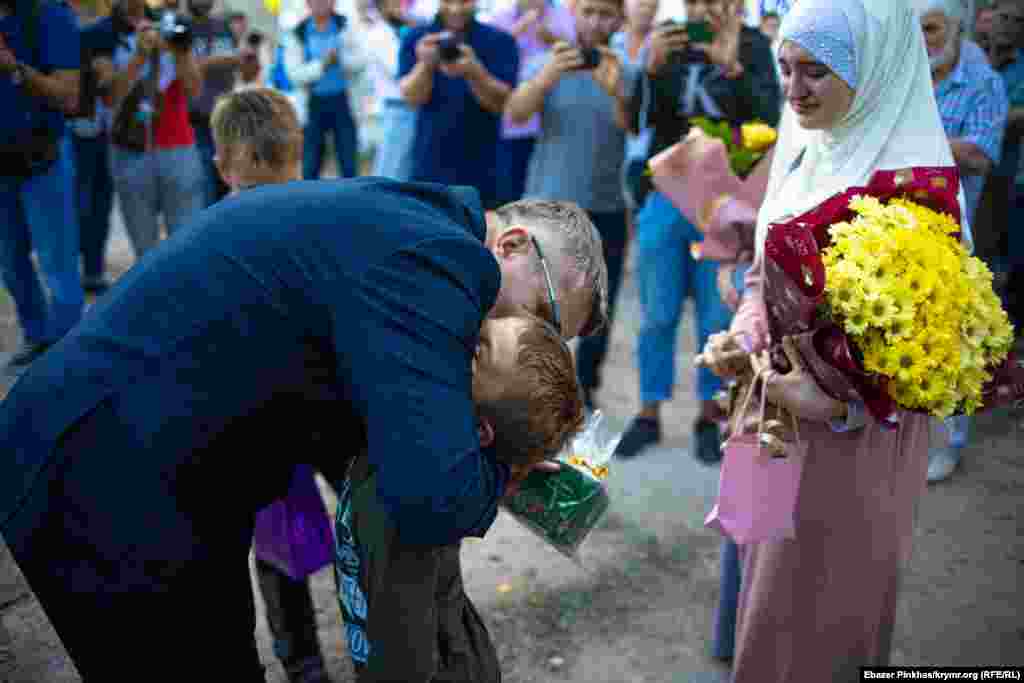 Гражданский журналист из Холмовки Нариман Мемедеминов вернулся домой после того, как отбыл наказание в российской колонии. Российская ФСБ обвинила его в «публичных призывах к осуществлению террористической деятельности через Интернет». Позже российский суд приговорил Мемедеминова к двум с половиной годам заключения в колонии-поселении. 21 сентября 2020 года Мемедеминов вышел на свободу