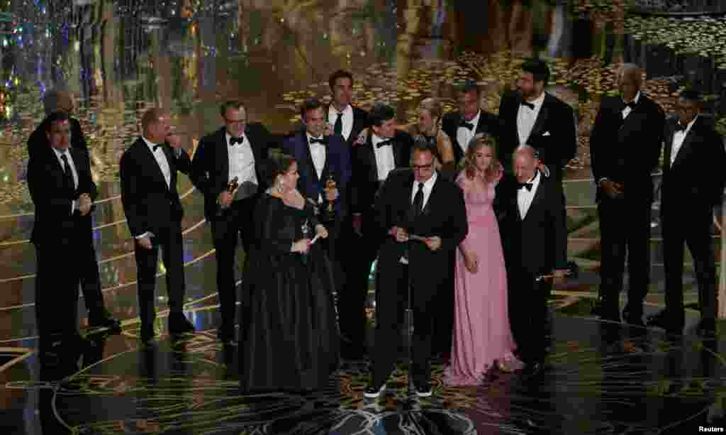 Лучшим фильмом года признана лента "В центре внимания". C благодарственной речью выступил продюсер Майкл Шугар. Вместе с ним золотые статуэтки получили и другие продюсеры фильма - Стив Голин, Николь Роклин и Блай Пагон Фаус  