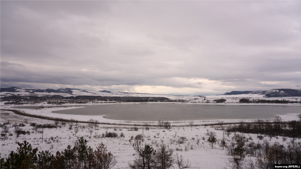 Альминское водохранилище – на противоположной стороне. Его строительство началось еще в 1925 году на боковой балке Альмы – Базар-Джилга, к которой подвели пятикилометровый канал. В 1934 году строительство завершилось. Объем водоема составил более 6,2 млн кубических метров. Водохранилище должно было поддерживать уровень Альмы в засушливый период, а также орошать сады и виноградники всей долины