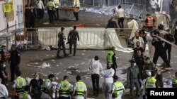 Наразі офіційна версія трагедії не оголошена. Газета Haaretz з посиланням на поліцію повідомила, що причиною зіткнення стала паніка, викликана тим, що люди посковзнулися на сходинках