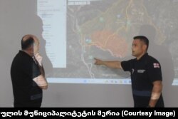 ხარაგაულის მუნიციპალიტეტმა ეს ფოტო 24 აგვისტოს გაავრცელა - მერია ირწმუნება, რომ მდინარე ყარნებას ხეობაში განვითარებულ მეწყრულ პროცესებზე ეფექტური რეაგირების მიზნით შექმნილი სწრაფი რეაგირების შტაბი ინტენსიურ რეჟიმში მუშაობს.