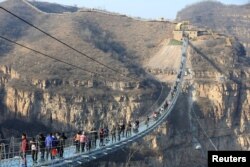 Найдовший у світі скляний міст у провінції Хебей. Китай, 26 грудня 2017