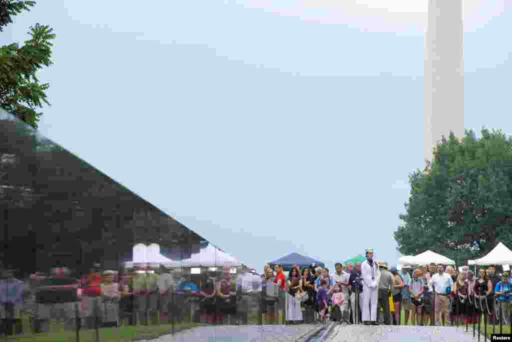 Процессия также остановилась у мемориала ветеранов Вьетнама – Маккейн был героем Вьетнамской войны, пережил почти шесть лет пыток и плена – одной из самых масштабных войн в истории Америки