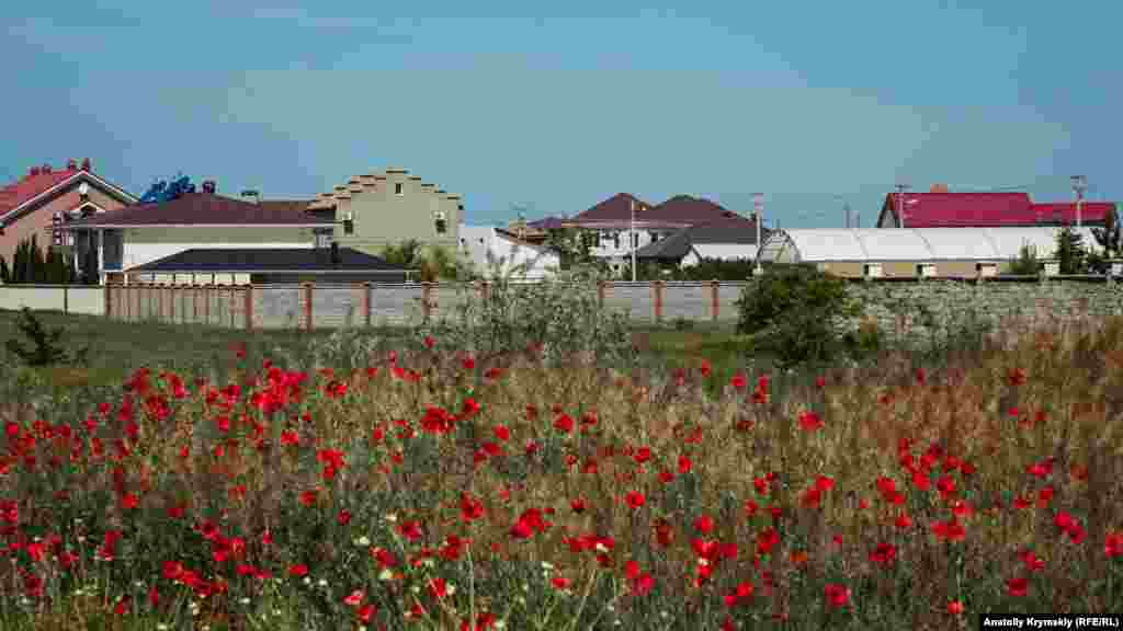 Частная застройка на северо-восточной окраине Заозерного. На некоторых домах можно увидеть табличку «Продается»