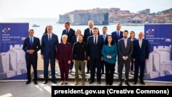 Президент Володимир Зеленський (посередині) з лідерами держав-учасниць третього cаміту «Україна – Південно-Східна Європа». Дубровник, Хорватія, 9 жовтня 2024 року