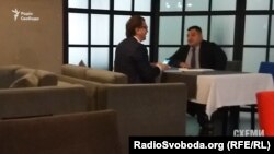 Народний депутат Олександр Грановський під час зустрічі з головою Окружного адмінсуду Києва Павлом Вовком 16 травня 2016 року