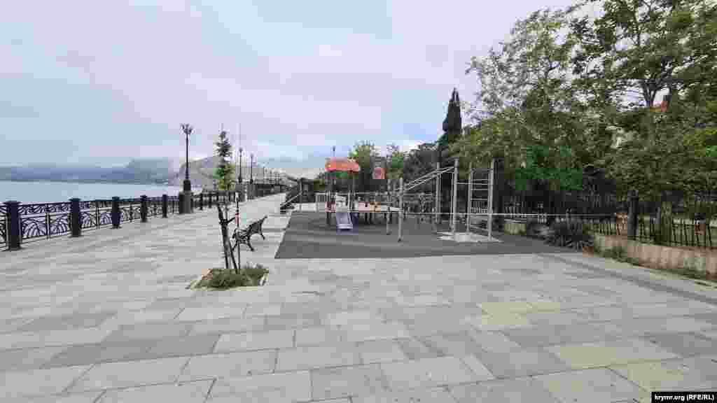 Детскую площадку на набережной к началу летнего сезона не удосужились отремонтировать – стоит закрытой, Судак, Крым, начало июня 2025 г.