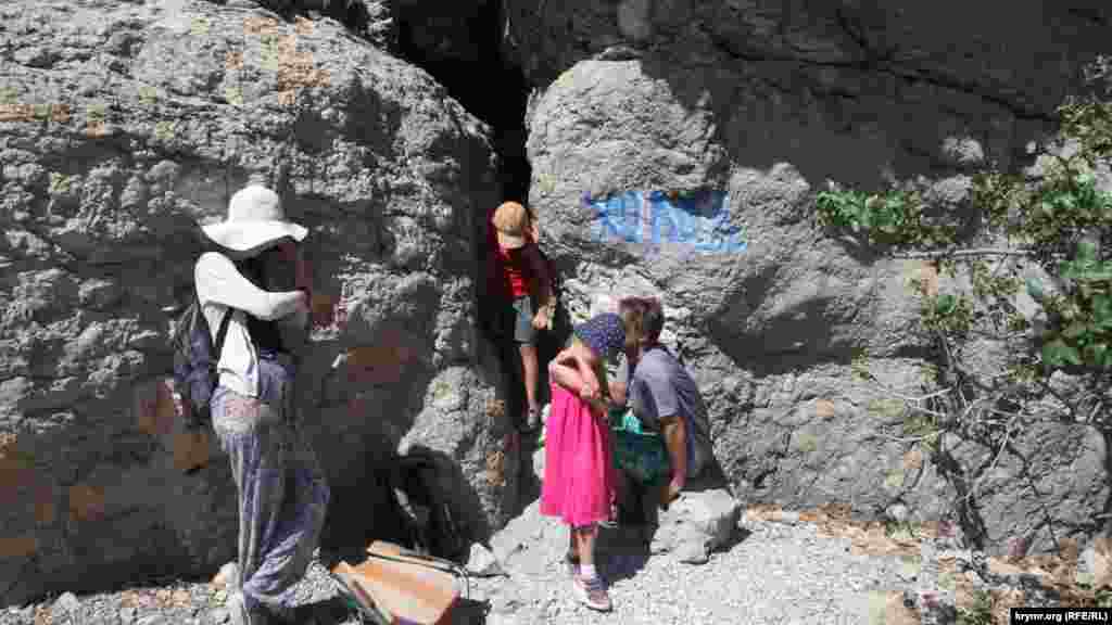 Пещера «Холодная» – в самый жаркий день из нее веет морозом, будто бы там внутри работает сотня кондиционеров. Но войти в саму пещеру без специальной экипировки невозможно