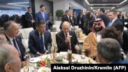 Президент Росії Володимир Путін (у центрі) та саудівський принц Мохаммад бін Салман (праворуч від нього) перед початком матчу Росія – Саудівська Аравія, Москва, 14 червня 2018 року