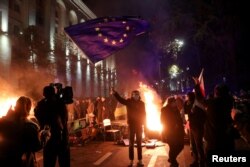 28 ნოემბრის შემდეგ საპროტესტო აქციებზე სახელმწიფო განსაკუთრებული სისასტიკით უსწორდებოდა დემონსტრანტებს - ამ დრომდე ძალის გადამეტებაში და არაადამიანურ მოპყრობაში არცერთი დამნაშავე გამოძიებებს არ უპოვია. 50-ზე მეტი დემონსტრანტს კი სისხლის სამართლის პასუხისმგებლობა ემუქრება.