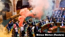 Члены оппозиционной партии "Движение Моментум" в венгерском парламенте, Будапешт, 18 марта 2025 года