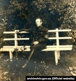 Головний Отаман армії і флоту УНР Симон Петлюра. Про нього написав у майже автобіографічному творі радянський російський письменник Аркадій Гайдар