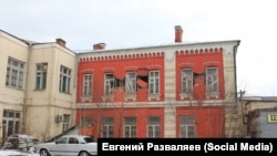 Поврежденное здание бывшего железнодорожного училища в Красноярске