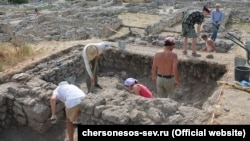 Російські археологи ведуть незаконні розкопки в Херсонесі без узгодження з владою України, липень 2017 року