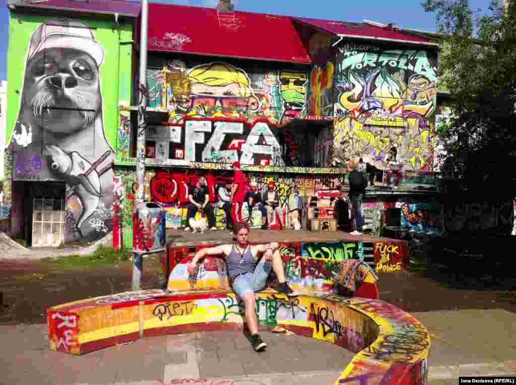 Если свернуть с Laugavegur, главной торговой улицы во дворы, можно увидеть такую картину