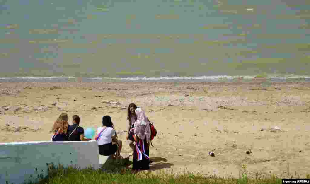 Выпускницы на пляже республиканского оздоровительно-спортивного комплекса «Дельфин»