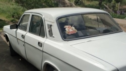 Патриотическая символика прошлых лет на стекле автомобиля