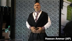 Олександр Усик в образі українського козака демонструє свої майбутні чемпіонські пояси перед спільною пресконференцією з британцем Ентоні Джошуа в Джидді. Саудівська Аравія, серпень 2022 року