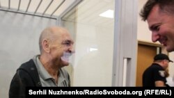 Бойовик угруповання «ДНР» Володимир Цемах (ліворуч) під час засідання Київського апеляційного суду, який звільнив його з-під арешту під особисте зобов'язання. Київ, 5 вересня 2019