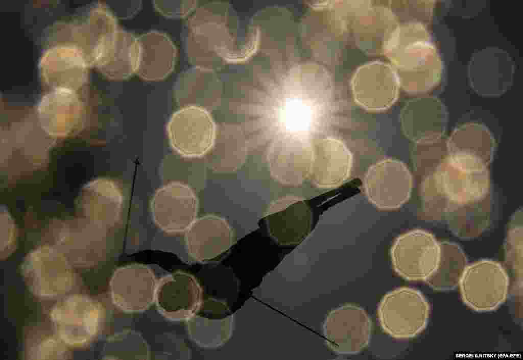 Спортсмен під час змагань з фрістайлу для чоловіків на зимовій Олімпіаді в Пхьончхані, Південна Кореї. (epa-EFE/Sergei Ilnitsky)