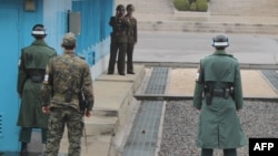 Трое южнокорейских и двое северокорейских пограничников – лицом к лицу на границе в Пханмунчжоме