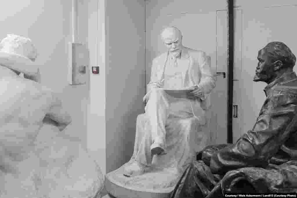 Дві статуї Леніна «сидять» на складі Національного художнього музеї у Києві