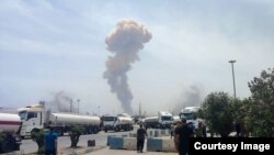 Oblak dima se diže sa mjesta eksplozije u iranskom lučkom gradu Bandar Abas 26. aprila 2025.