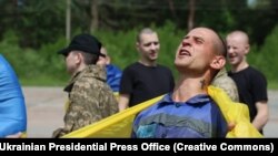 З полону РФ повернулися українські захисники до 25 років: перші емоції та обійми (фоторепортаж)