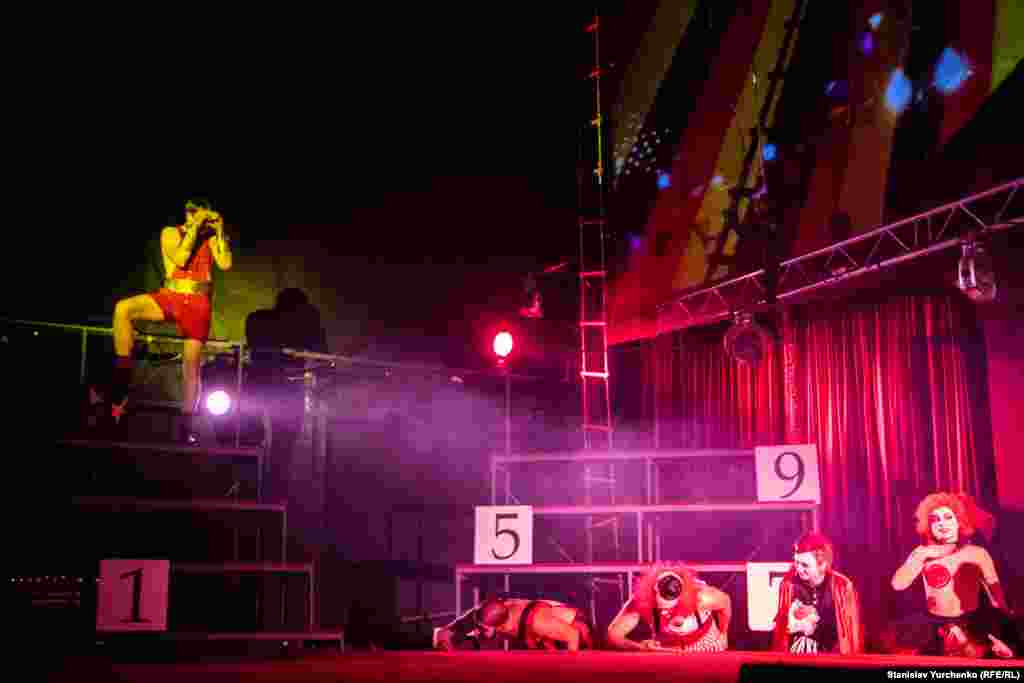 В этом году она представила театральную версию пьесы драматурга Натальи Ворожбит «Плохие дороги»