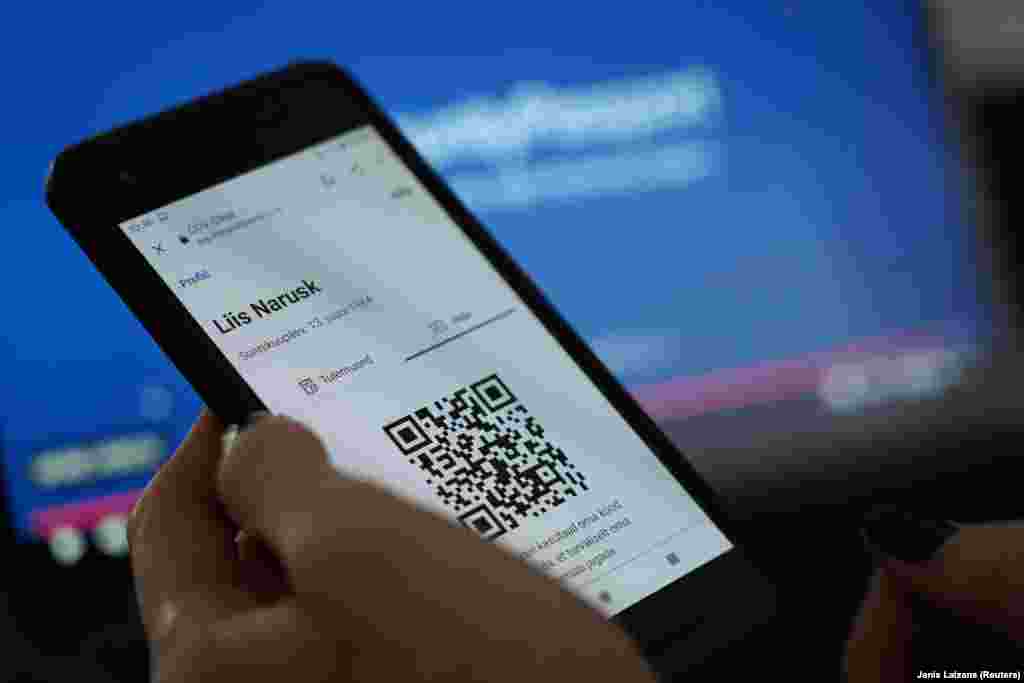 Естонія стала однією з перших країн у світі, яка розробила і почала випробовувати «цифрові паспорти імунітету». Система збирає результати тестів на коронавірус і антитіла до нього і дозволяє поділитися цими результатами з іншими. Паспорти розроблені для безпечнішого повернення працівників на свої робочі місця. Наразі система випробовується, зокрема, серед працівників готелів Radisson