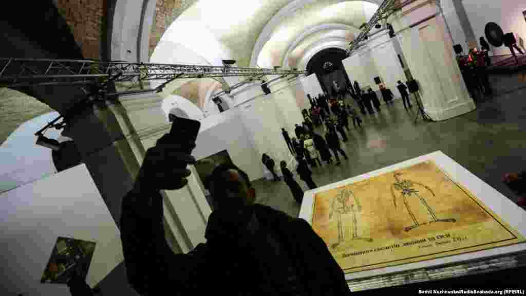 Полотна дуальностей. На фото – «Інституція нестабільних думок». «Дівчинка, що тоне» (наступне фото), куратор виставки Соловйов розповів, що полотно потрібно розглядати через бінокль – так, щоб дві фігури фокусувалися в одну. У Гнилицького була ціла серія таких стерео-картинок. На них потрапили навіть брати Клички – на зображенні їх двоє, а за допомогою бінокля вони зливаються в один образ. Для цього довоєнну німецьку оптику художник купував на блошиному Сінному ринку, де художники тоді багато чого купували для своїх інсталяцій. Зараз це важко було відновити, тому сьогодні роботу показують без біноклів