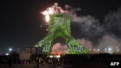 Іранці спостерігають за феєрверками навколо вежі «Азаді» («Свобода») під час церемонії з нагоди 45-ої річниці Ісламської революції, Тегеран, 10 лютого 2024 року