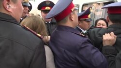 У столиці Казахстану поліція затримала близько 10 людей, серед них – журналістка «Настоящего времени» – відео У столиці Казахстану поліція затримала близько 10 людей, серед них – журналістка «Настоящего времени» – відео