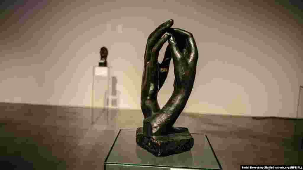 Огюст Роден, «Собор». Загалом на виставці можна зустріти чимало робот цього майстра