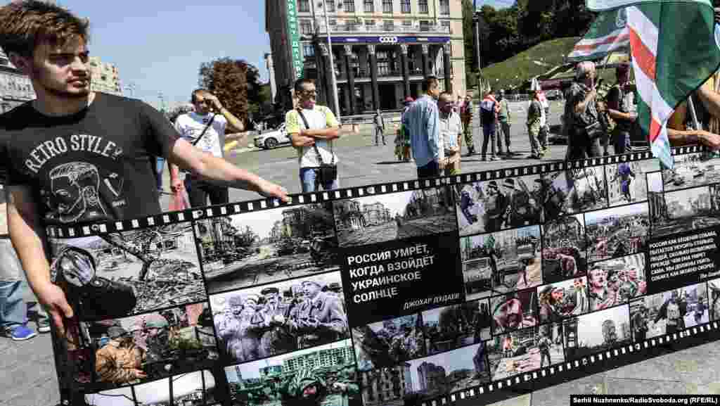 Банер із фотографіями Першої Чеченської війни – між Російською Федерацією та Чеченською Республікою Ічкерією. За даними істориків, у ній загинуло понад 200 тисяч людей з обох боків, більшість – це мирне населення