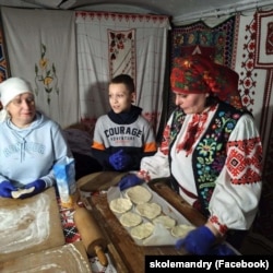 Господиня приймає гостей у своїй садибі