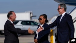 Колишній футбольний тренер Гіл Хаскел (ліворуч) вітає державного секретаря США Ентоні Блінкена (праворуч) з прибуттям до Тель-Авіва, Ізраїль, 22 жовтня 202 року.