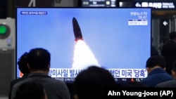 Південнокорейці спостерігають за пуском ракети в Північній Кореї, архівне фото, березень 2021 року