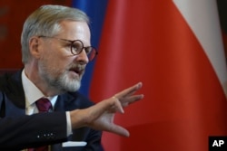 Чешский премьер Фиала выступает против прямого запрета дезинформационных сайтов