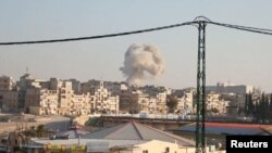 Дим над Ідлібом, як стверджує організація «Білі шоломи», внаслідок авіаудару. Кадр з відео, оприлюдненого 1 грудня 2024 року