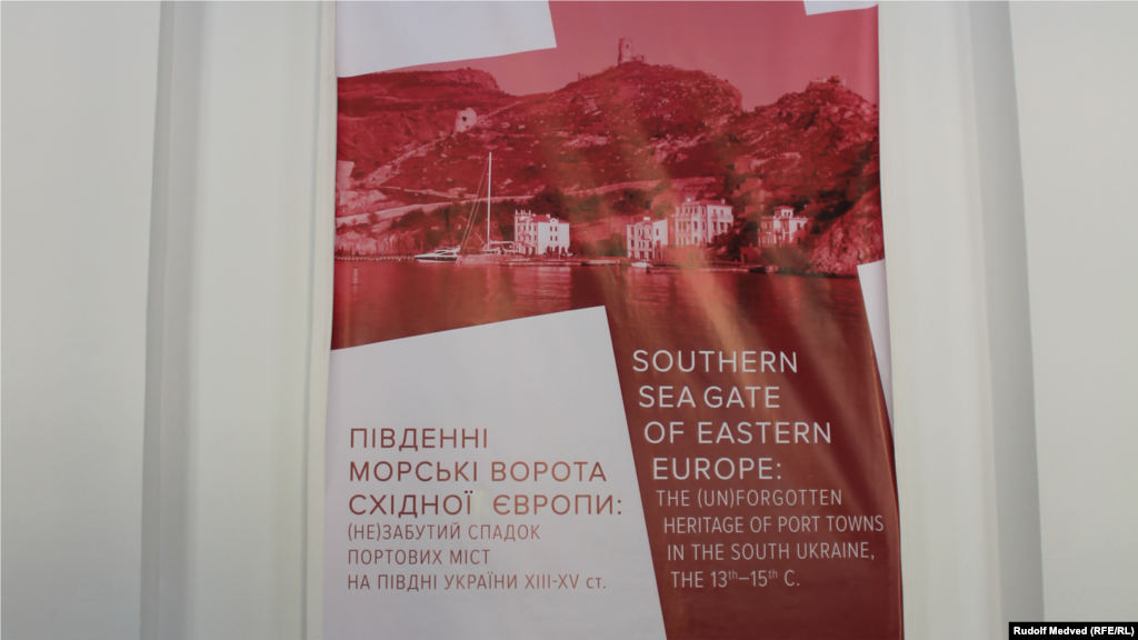 Информационный баннер на входе в выставочный зал «Хлебная»