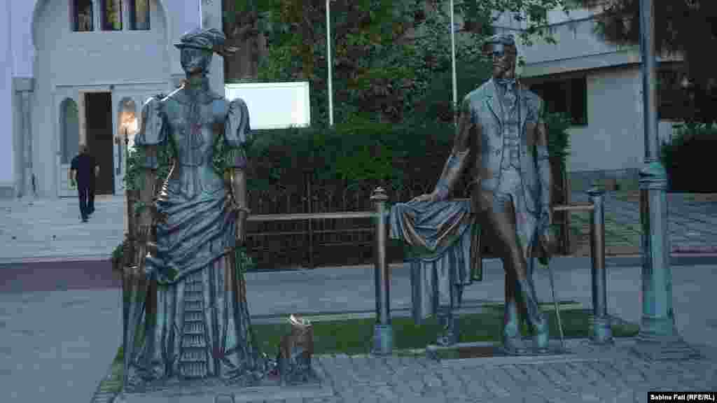 Памятник «Дама с собачкой» на набережной в Ялте открыли в рамках 100-летней годовщины со дня смерти автора произведения Антона Чехова  