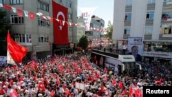 Мухаррем Індже, головний суперник чинного президента, на мітингу серед своїх прихильників, 3 червня 2018